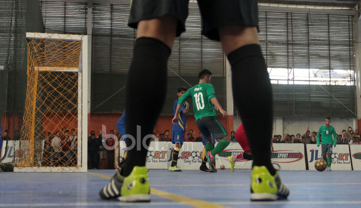 Pemain Timnas Futsal Indonesia, Andri Kurniawan (10) saat berebut bola dengan kiper Antam FC pada laga uji coba di Tifosi Sport Center, Jakarta Timur, (13/1/2017). Timnas Futsal menang 5-2. (Bola.com/Nicklas Hanoatubun)