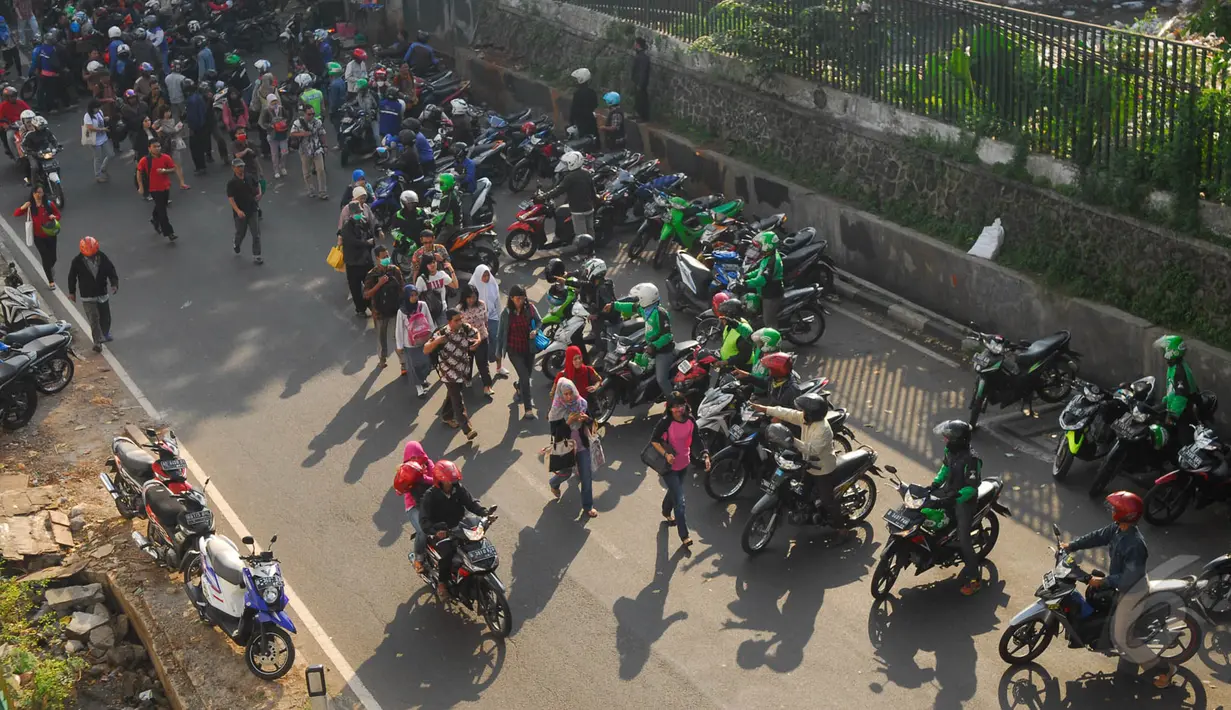 Suasana depan stasiun Palmerah, Jakarta, Jumat (22/5/2015). Puluhan tukang ojek berebut penumpang membuat kemacetan panjang setiap harinya. (Liputan6.com/Johan Tallo)