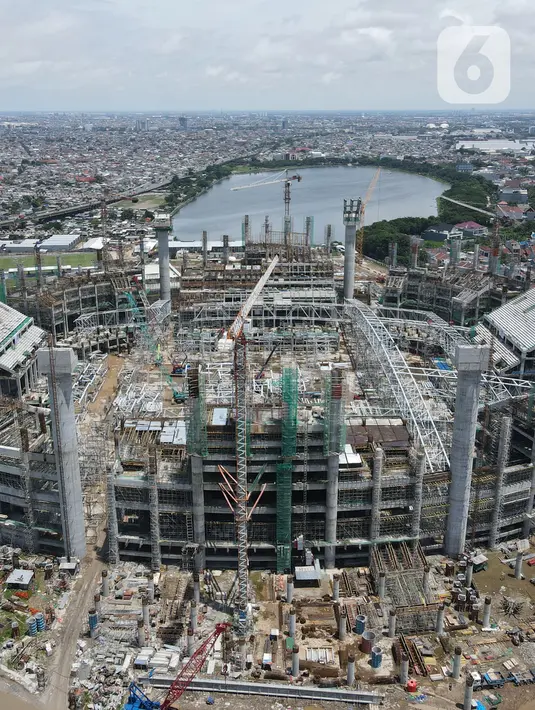 Foto areal menunjukan proyek pembangunan jakarta International Stadium (JIS) di kawasan Sunter, Jakarta, Selasa (2/2/2021). PT Jakarta Propertindo (Jakpro) menjelaskan JIS dibangun dengan dilengkapi beberapa fasilitas untuk menunjang kawasan olah raga terpadu ini. (merdeka.com/Imam Buhori)