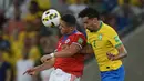 Penyerang Chile, Alexis Sanchez berebut bola udara dengan bek Brasil, Marquinhos selama pertandingan kualifikasi Piala Dunia 2022  zona CONMEBOL di stadion Maracana di Rio de Janeiro, Brasil, Jumat (25/3/2022). Brasil menang atas Chile 4-0.  (AP Photo/Silvia Izquierdo)