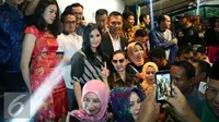 Cagub DKI Jakarta Agus Harimurti Yudhoyono didampingi istri berfoto dengan simpatisan usai pidato politik membahas NKRI dan Kebhinnekaan, Jakarta, Sabtu (11/12). (Liputan6.com/Johan Tallo)