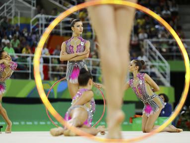 Tim Senam Ritmik dari Italia sedang beraksi dengan gaya clubs dan hoops pada final di Olympic Arena, Rio de Janeiro, Brasil. (REUTERS/Mike Blake)