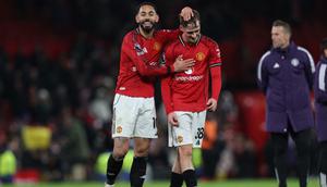 Striker Manchester United asal Brasil bernomor punggung 10, Matheus Cunha (kiri), dan gelandang Manchester United asal Inggris bernomor punggung 38, Jack Fletcher (kanan), merayakan kemenangan di lapangan setelah pertandingan Liga Inggris antara Manchester United dan Newcastle United di Old Trafford, Manchester, barat laut Inggris, Sabtu (27-12-2025) dini hari WIB. Man Utd memenangkan pertandingan dengan skor 1-0. (Darren Staples/AFP)