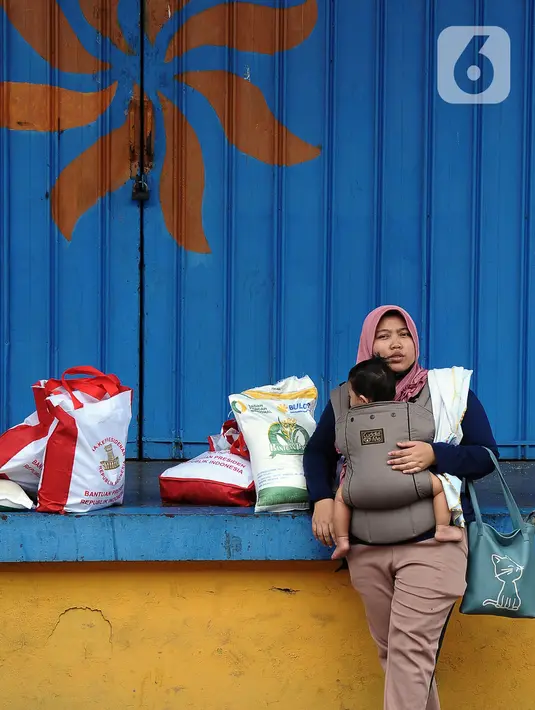 Bulog akan dibantu PT Pos Indonesia dalam mendistribusikan bantuan beras ke seluruh penjuru negeri. (merdeka.com/Imam Buhori)