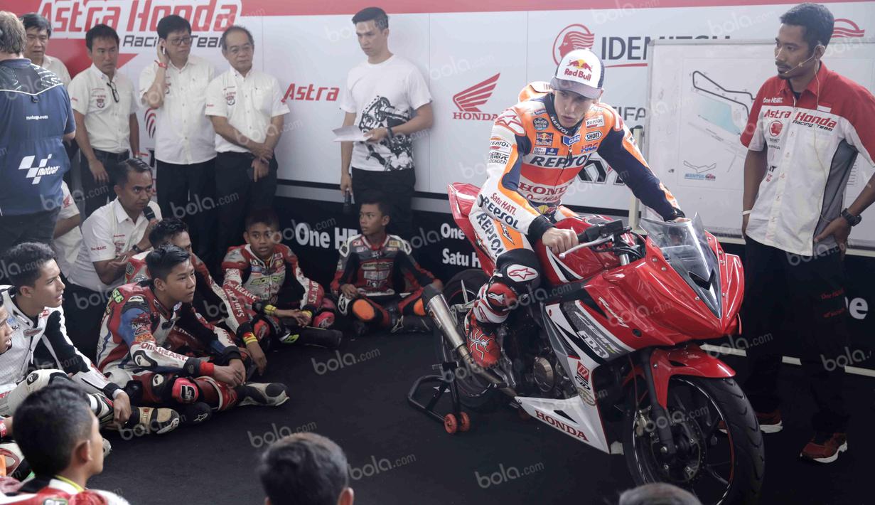 Seusai turun ke lintasan Sirkuit Sentul, Marquez berbagi ilmu kepada 16 pebalap muda Indonesia yang tergabung dalam Astra Honda Racing School. Marquez mencontohkan gaya membalap yang baik. Selasa (25/10/2016). (Bola.com/Reza Bachtiar)