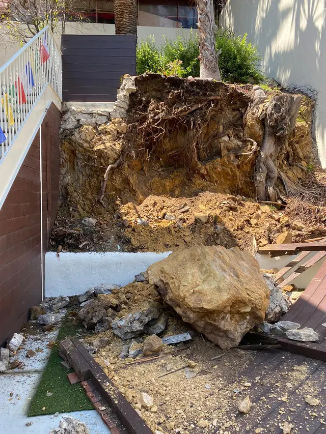 6 Potret Bangunan Hampir Roboh Ini Bikin Deg-degan, Harus Ekstra Hati-Hati