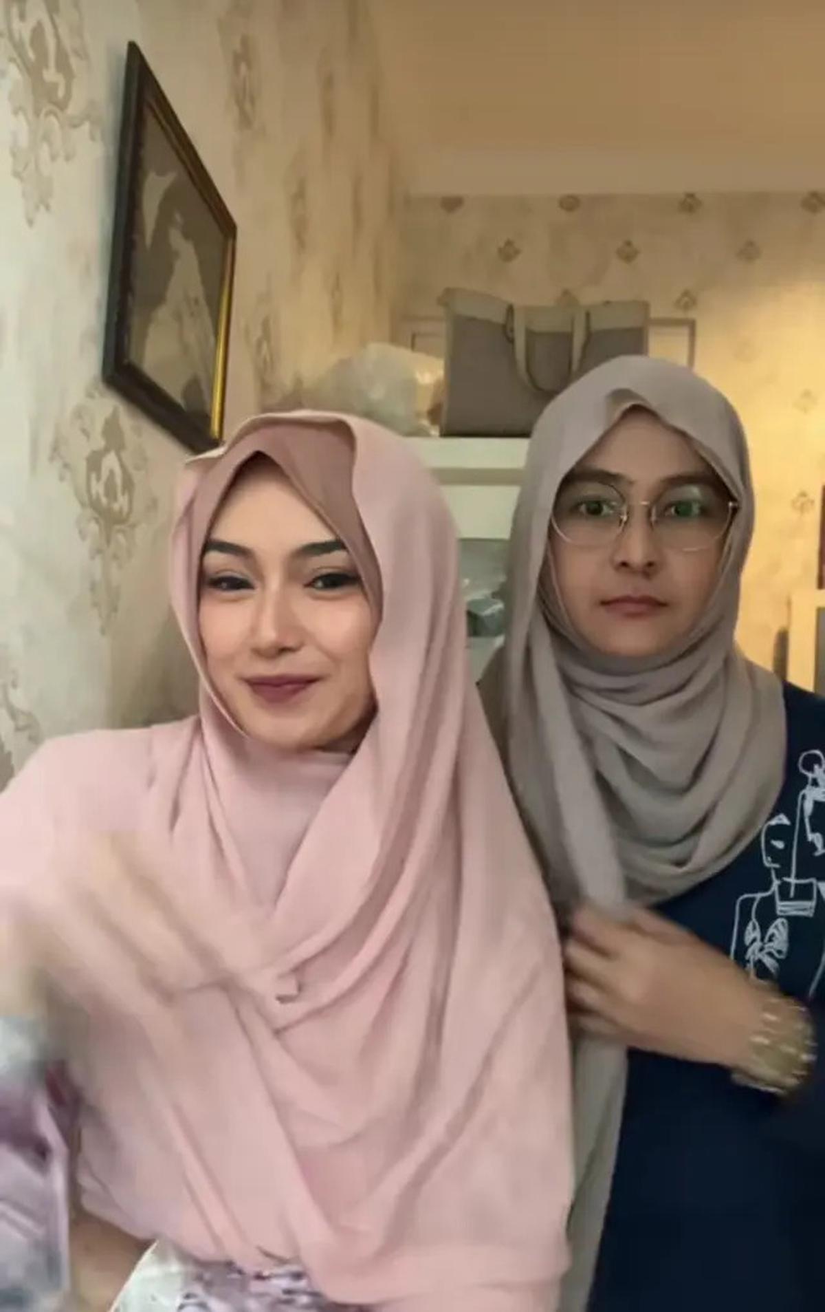 7 Potret Dara dan Mita Band Rock The Virgin Berhijab, Tampil Kalem