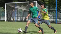 Pemain Timnas indonesia U-19, Aji Kusuma, mengontrol bola saat latihan di Lapangan ABC Senayan, Senin (19/2/2018).Pemusatan latihan Timnas Indonesia akan digelar selama satu pekan, yakni 18-25 Februari 2018. (Bola.com/Vitalis Yogi Trisna)