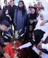 Suasana haru dan isak tanggis anak cucu mewarnai pemakaman ibunda Adi Bing Slamet, Jumat pagi (29/7/2016). Almarhum dimakamkan satu lubang dengan suaminya, di Tempat Pemakaman Umum (TPU) Karet Bivak, Jakarta Pusat. (Nurwahyunan/Bintang.com)