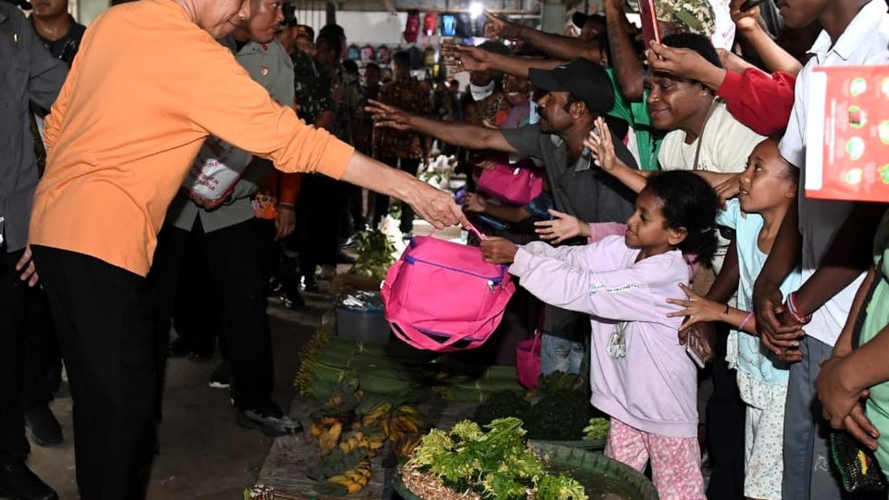 Presiden Jokowi Kunjungi Pasar Pharaa Sentani