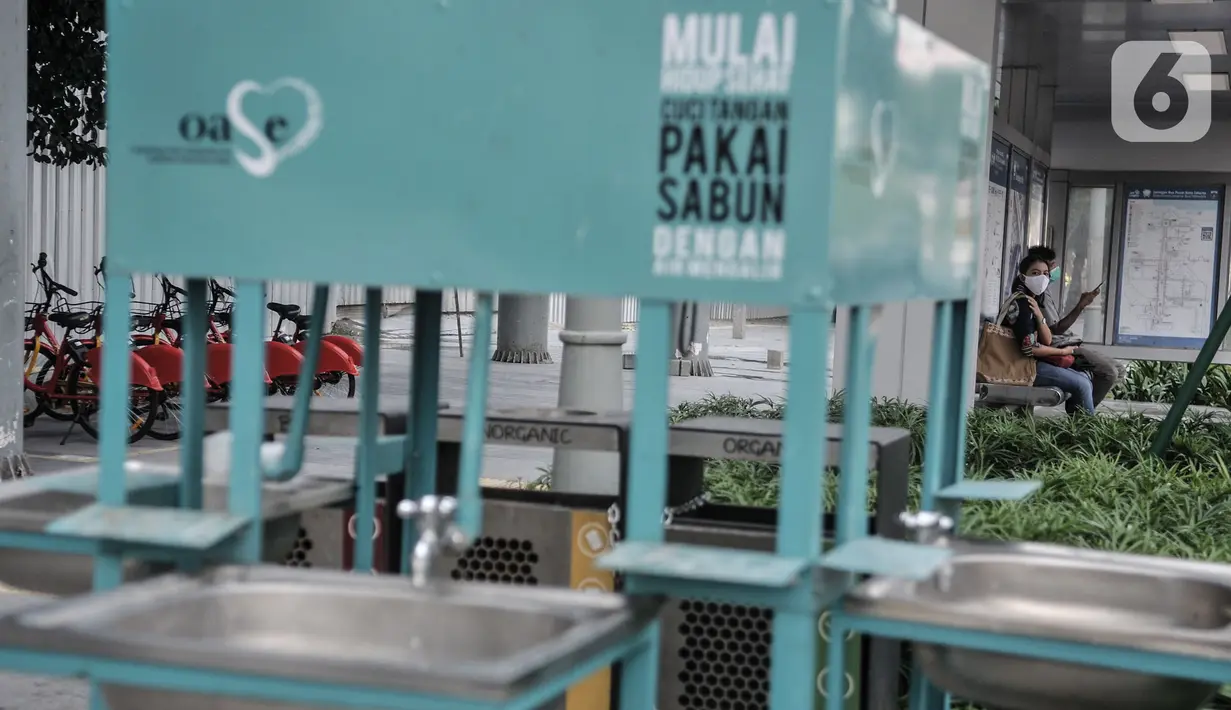 Warga mengenakan masker menunggu bus di halte kawasan Sudirman, Jakarta, Selasa (1/9/2020). Gubernur DKI Jakarta Anies Baswedan mengeluarkan Kepgub Nomor 879 Tahun 2020 yang berisi aturan perpanjangan PSBB Transisi secara otomatis dengan syarat tertentu. (merdeka.com/Iqbal S. Nugroho)