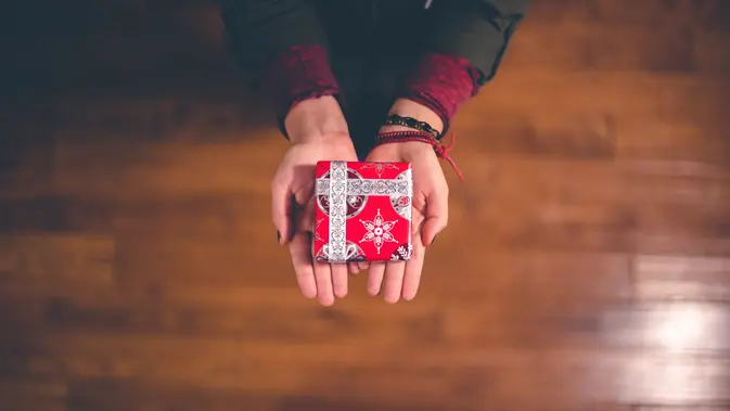Ilustrasi Kado Natal (Unsplash/@benwhitephotography)