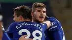 Striker Chelsea, Timo Werner (tengah) melakukan selebrasi bersama rekan setim usai mencetak gol kedua timnya ke gawang Newcastle United dalam laga lanjutan Liga Inggris 2020/21 pekan ke-24 di Stamford Bridges, London, Senin (15/2/2021). Chelsea menang 2-0 atas Newcastle. (AFP/Adrian Dennis/Pool)