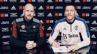 Manajer Manchester United (MU), Erik ten Hag, berfoto bersama rekrutan anyar The Red Devils, Wout Weghorst. (Dok. ManUtd.com)