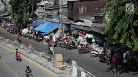 Suasana kios mainan di Pasar Gembrong, Jakarta, Selasa (9/1). Para pedagang yang terkena penertiban untuk proyek pembangunan Tol Becakayu di pasar itu mengkhawatirkan sepinya pembeli ketika dipindah ke Pasar Cipinang Besar. (Liputan6.com/Arya Manggala)
