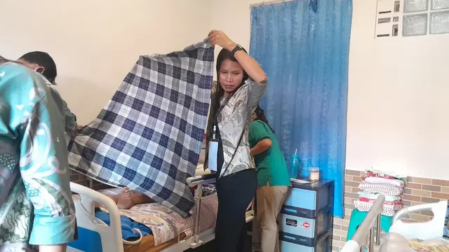 Saat mencoblos, petugas KPPS menutup dengan sarung agar tak terlihat.