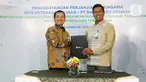 Direktur Utama BPJS Ketenagakerjaan (BPJAMSOSTEK) Anggoro Eko Cahyo (kanan) dan Direktur Utama Bank Aceh Haizir Sulaiman (kiri) menunjukkan naskah Perjanjian Kerja Sama dalam Rangka Pemberian Manfaat Layanan Tambahan (MLT) di Plaza BPJAMSOSTEK Jakarta, Kamis (24/03/2022). (Liputan6.com/Fery Pradolo)