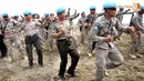 Usai melakukan pembaretan, Kapolri tampak larut saat menari Sajojo bersama personel Formed Police Unit Indonesia VI (Liputan6.com/Helmi Fithriansyah)