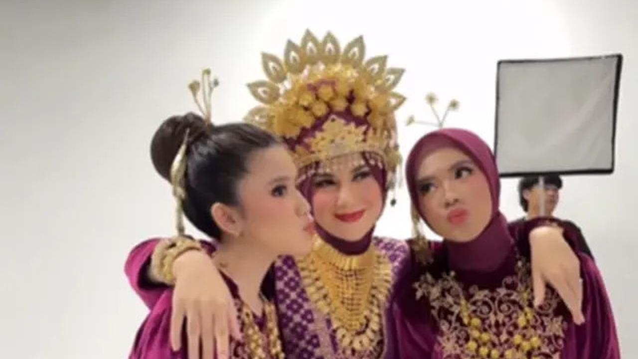 Photoshoot Irish Bella Bersama Keluarga, Inspirasi Menarik Outfit Formal dan Bertema Adat