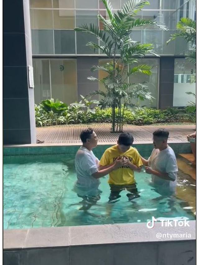 6 Potret Rayn Wijaya Jalani Pembaptisan, Ranty Maria Bagikan Prosesnya