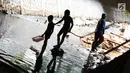 Sejumlah anak bermain sambil mencari ikan di Kali Pancoran, Jakarta, Jumat (14/9). Kondisi kali yang kotor tidak menyurutkan niat anak-anak tersebut untuk tetap bermain, meskipun berbahaya bagi kesehatan mereka. (Liputan6.com/Immanuel Antonius)