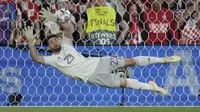 Kiper Timnas Spanyol, Unai Simon berhasil menepis eksekusi penalti striker Timnas Kroasia, Bruno Petkovic saat babak adu penalti pada laga final UEFA Nations League 2022/2023 di De Kuip Stadium, Rotterdam, Senin (19/6/2023) dini hari WIB. (AP Photo/Peter Dejong)