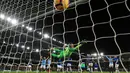 Kiper Everton, Jordan Pickford gagal menghalau bola tandukan bek Manchester City, Aymeric Laporte selama pertandingan lanjutan Liga Inggris di Goodison Park Stadium (6/2). City menang atas Everton 2-0. (Peter Byrne/PA via AP)