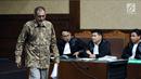 Terdakwa dugaan suap proyek satelit monitoring Bakamla, Nofel Hasan (kanan) usai berdiskusi dengan kuasa hukumnya pada sidang tuntutan di Pengadilan Tipikor, Jakarta, Rabu (21/2). Nofel dituntut lima tahun penjara. (Liputan6.com/Helmi Fithriansyah)