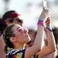 Seorang wanita mengambil gambar saat menghadiri Coachella Music & Arts Festival 2018 di Empire Polo Club di Indio, Calif (15/4). Festival ini selalu ditunggu oleh pencinta musik dunia dan selebriti Hollywood. (AFP Photo/Rich Fury)