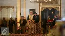 KGPH Prabu Suryodilogo Menerima pusaka keris Kyai Buntit sebagai simbol Raja kadipaten Puro Pakualaman di Bangsal Sewotomo, Yogyakarta, Kamis (7/1/2016). KGPH Prabu Suryodilogo  memperoleh gelar gelar KGPAA Paku Alam X. (Liputan6.com/Boy Harjanto)