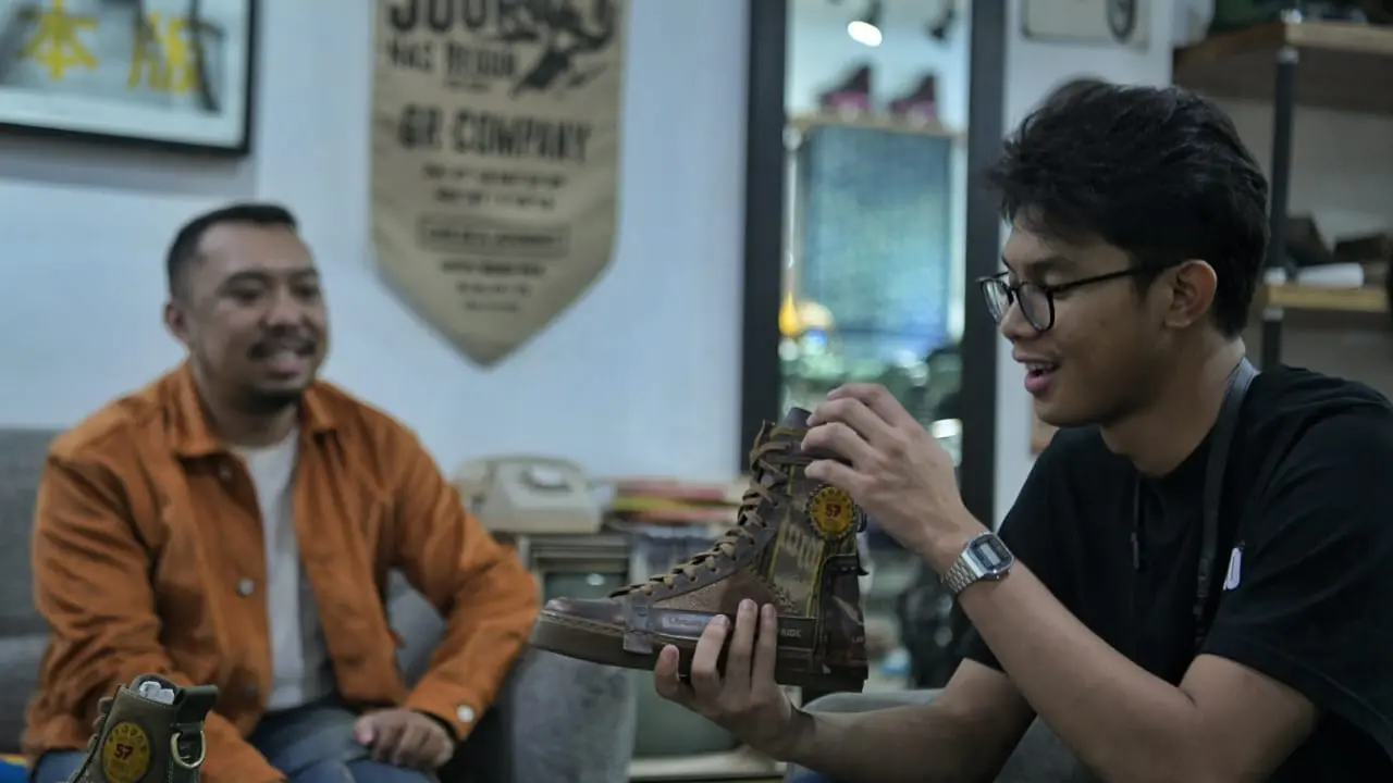 Sebagai sentra industri fashion dan ekonomi kreatif, kota Bandung memiliki daya tarik dan pasar tersendiri di kalangan generasi muda. Pada kesempatan tersebut, Pegiat Sociopreneur, Alam Ganjar mengunjungi beberapa brand lokal Bandung dan bertemu dengan se