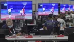 Wartawan beraktivitas di dalam Main Press Center (MPC) Olimpiade Tokyo 2020 di Tokyo pada Kamis (22/7/2021). Main Press Center mulai ramai dengan para jurnalis dari berbagai negara jelang pembukaan Olimpiade Tokyo 2020 pada 23 Juli mendatang. (Martin BERNETTI / AFP)