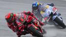 Setelah mengekor selama 15 lap, Francesco Bagnaia (kiri) berhasil menyalip Alex Marquez dan merebut posisi kedua. (AP Photo/Natacha Pisarenko)