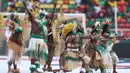 Para penari tampil dalam upacara pembukaan turnamen sepak bola Piala Afrika (CAN) 2021 di Stade d'Olembé di Yaounde (9/1/2022). Kamerun untuk kali kedua menjadi tuan rumah Piala Afrika setelah pada 1972. (AFP/Kenzo Tribouillard)
