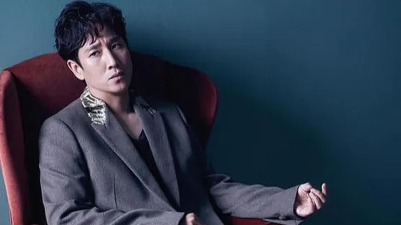 Lee Sun Kyun tidak hanya jago di dunia drama, tetapi juga sukses di film. Ia membintangi film thriller misteri "Helpless" pada 2011 dan meraih Penghargaan Sutradara Terbaik di Festival Film Internasional Locarno pada 2013.
