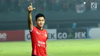 Gelandang Persija, Sutanto Tan menyapa suporter usai memenangi laga melawan Arema FC dilanjutan Liga 1 Indonesia di Stadion Patriot Candrabhaga, Bekasi, Jumat (2/6). Persija unggul 2-0 atas Arema FC. (Liputan6.com/Helmi Fithriansyah)