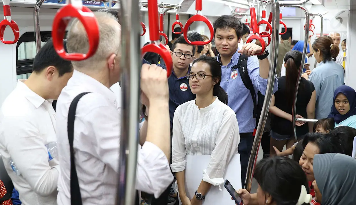 Warga berbincang saat mencoba LRT dari Stasiun Velodrome Rawamangun hingga Stasiun Boulevard Utara Kelapa Gading, Jakarta, Rabu (12/9). (Liputan6/Immanuel Antonius)