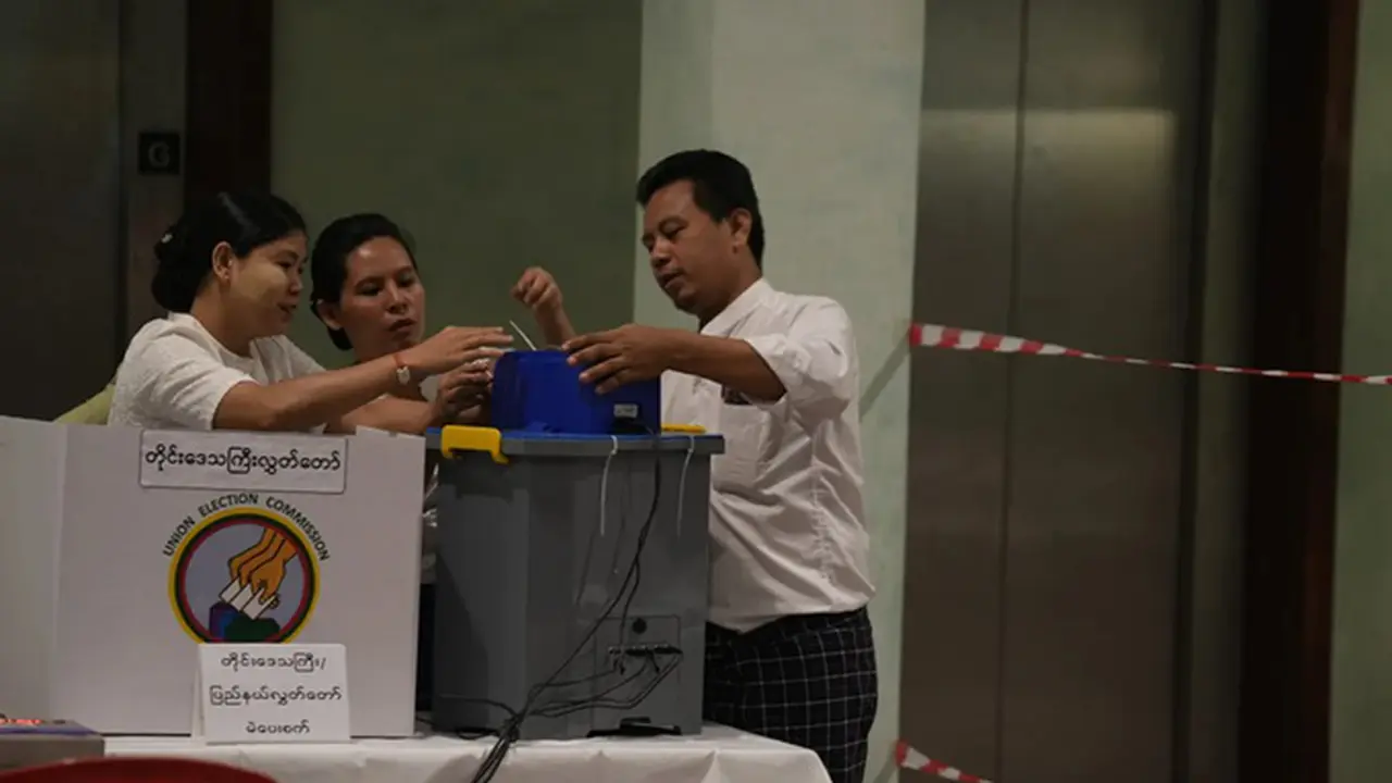 Para relawan pemilu bersiap membuka tempat pemungutan suara pada Minggu (28/12/2025), di Yangon, Myanmar.