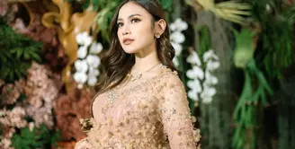 Kebaya hamil Mahalini begitu memikat, dengan model peplum, siluet nyaman hadirkan gaya maksimalis. [Foto: Instagram/ Asky Febrianti]