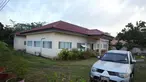 Sebuah mobil terparkir di dalam pusat penitipan anak sehari setelah penembakan massal di kota Uthai Sawan, di provinsi Nong Bua Lamphu, Thailand, 7 Oktober 2022. Tragedi pembunuhan dan penembakan massal dengan 38 korban ini merupakan salah satu yang terburuk di dunia. (AP Photo/Sakchai Lalit)