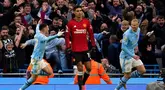 Raphael Varane dari Manchester United (tengah) bereaksi saat Erling Haaland (kanan) dan Phil Foden merayakan gol ketiga Manchester City dalam pertandingan sepak bola Liga Inggris di Stadion Etihad, Manchester, Inggris, Minggu, 3 Maret 2024. (AP Photo/ Dave Thompson )