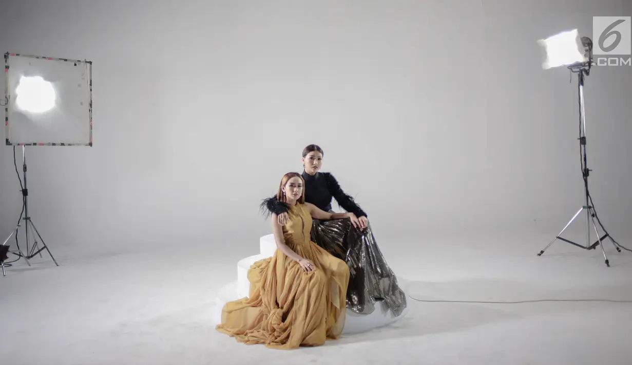 Cita Citata dan Sarwendah saat proses syuting video klip di kawasan Jakarta, Senin (15/10). Syuting video klip tersebut meremake lagu dari Sandra Dewi berjudul ku akui hati ini. (Liputan6.com/Faizal Fanani)