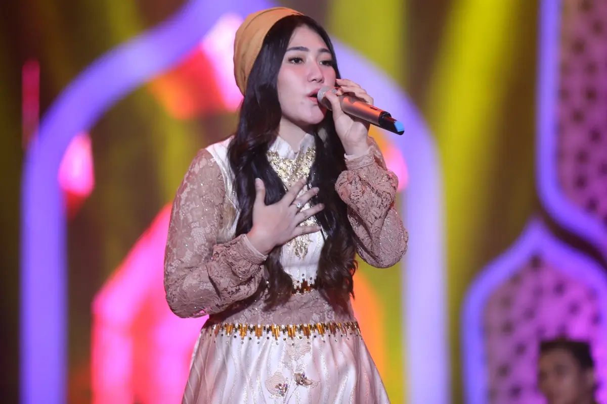 [Bintang] Merdunya Suara Via Vallen Nyanyi Lagu Deen Assalam