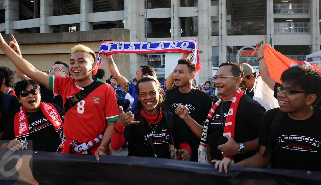 Suporter Indonesia berkumpul jelang menyaksikan laga final kedua Piala AFF 2016 antara Thailand melawan Indonesia di Rajamangala National Stadium, Sabtu (17/12). Laga sebelumnya, Thailand kalah 1-2. (Liputan6.com/Helmi Fithriansyah)