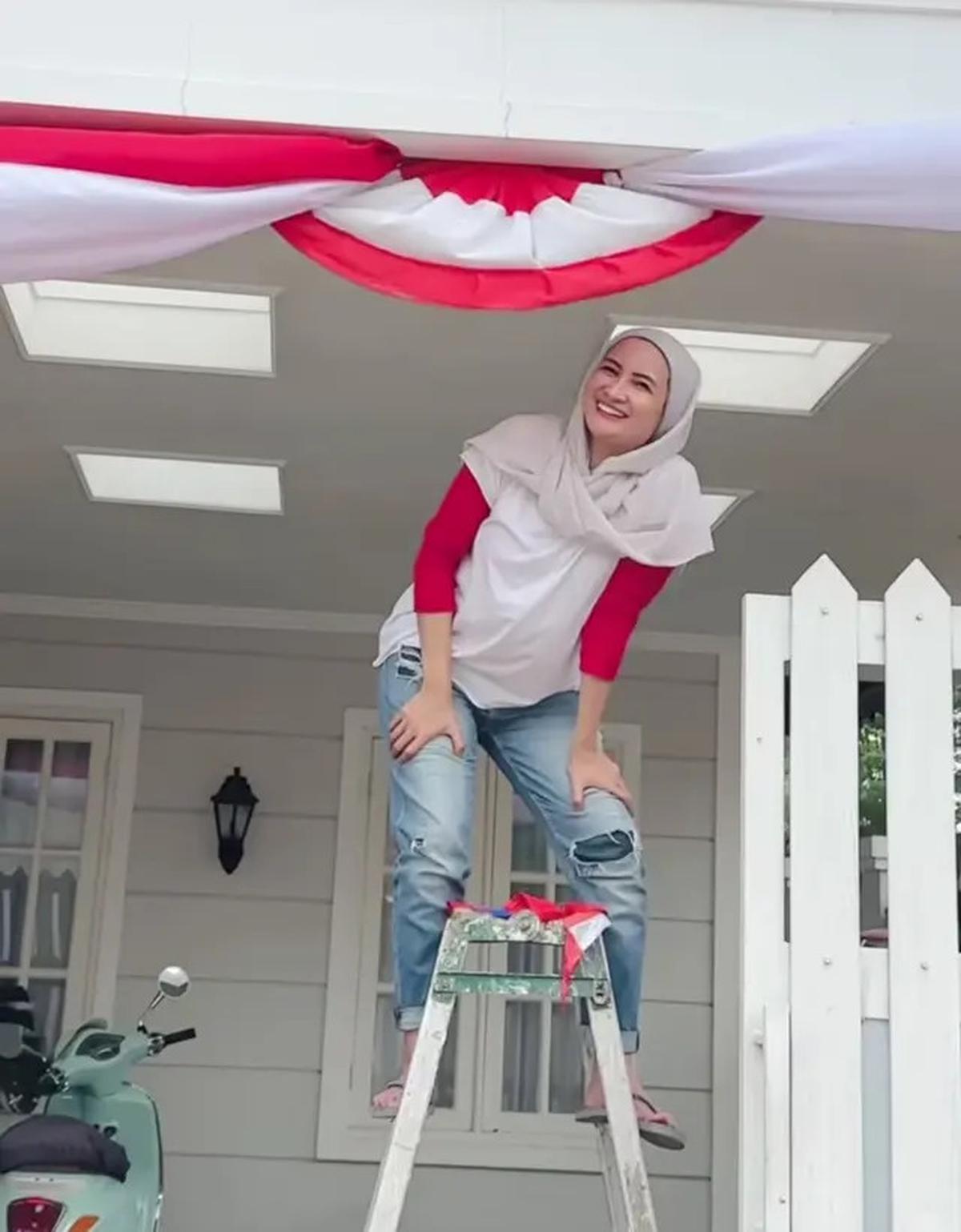 7 Outfit Merah Putih Hijab Artis, Cocok Dipakai Jalan Santai dan Lomba