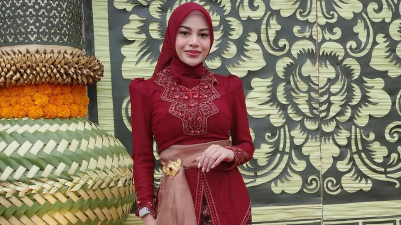 Aurel Hermansyah Pakai Kebaya Bali Hijab (Foto: Instagram @aurelie.hermansyah)