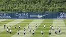 Para pemain Paris Saint-Germain (PSG) mengambil bagian dalam sesi latihan menjelang pertandingan leg kedua semifinal Liga Champions 2024/2025 melawan Arsenal, di tempat latihan klub di Poissy, sebelah barat Paris, pada 6 Mei 2025. (FRANCK FIFE/AFP)