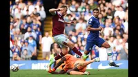 Gol Maxwell Cornet dianulir karena wasit menganggap kiper Edouard Mendy dilanggar oleh Jarrod Bowen sebelum bola jatuh ke rekan setimnya itu. (AFP/Adrian Dennis)