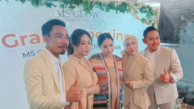 Shandy Purnamasari bersama dengan sang suami Gilang Widya Pramana mendampingi Nagita Slavina