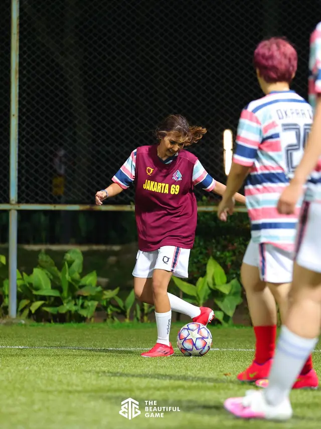 Punya Tendangan Kung Fu, Ini 6 Potret Soraya Rasyid Saat Main Bola